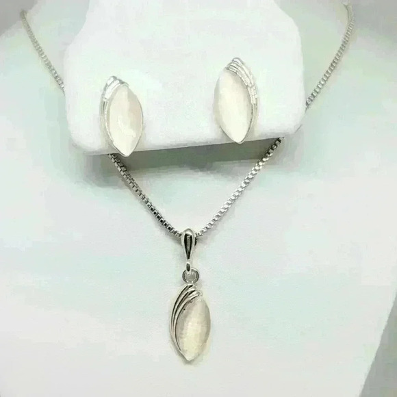 NWOT Elegant Rose Gold and White Color Necklace and Earrings Set w/Gift … - Picture 1 of 4